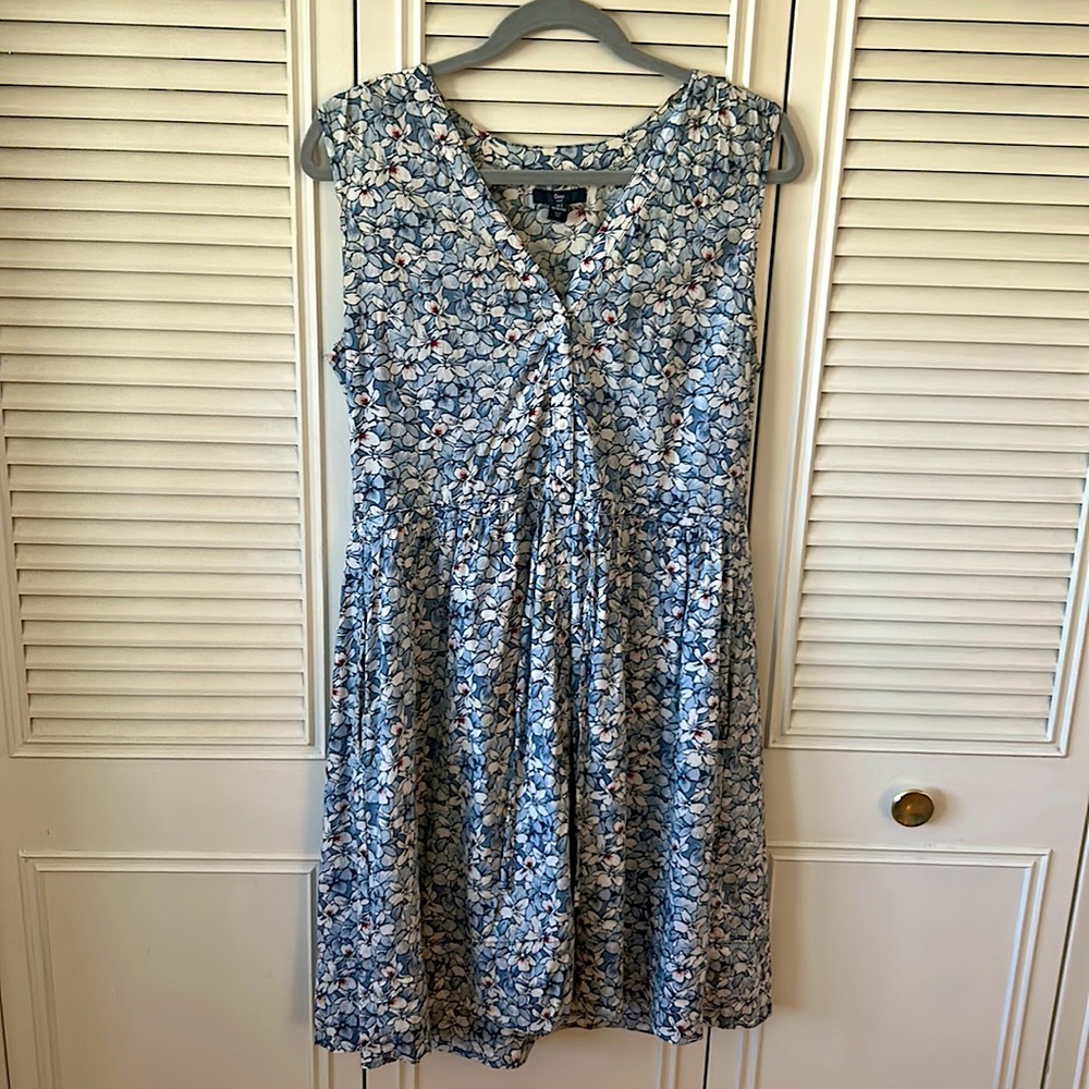 GAP dress with floral pattern and pockets